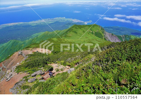 利尻山9合目から見下ろす長官山と北稜 110557564
