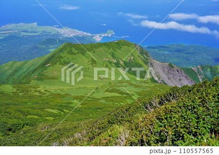 利尻山9合目から見下ろす長官山と北稜 110557565