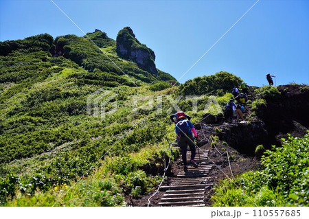 利尻山頂へ向かう登山者 利尻山頂へ向かう登山者 110557685
