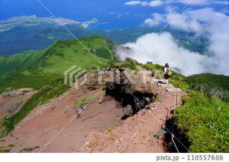 利尻山9合目から景色を眺める登山者 利尻山9合目から景色を眺める登山者 110557686