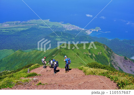 利尻山9合目から景色を眺める登山者 110557687