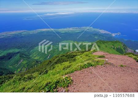 利尻山9合目からの礼文島 110557688