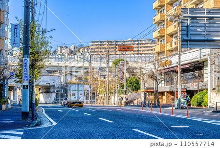 横浜市磯子区の都市風景　屏風浦駅　環状2号線 110557714