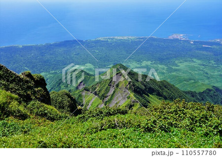 利尻山9合目からの三眺山と沓形陵 110557780