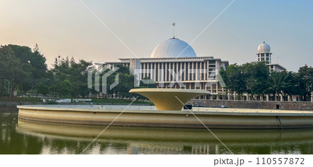 美しいインドネシアのイスティクラル・モスク 美しいインドネシアのイスティクラル・モスク 110557872