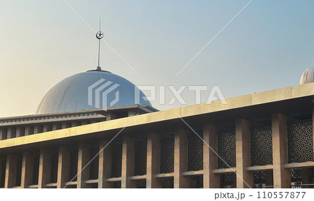 ジャカルタのイスラム教のイスティクラル・モスクと空 ジャカルタのイスラム教のイスティクラル・モスクと空 110557877