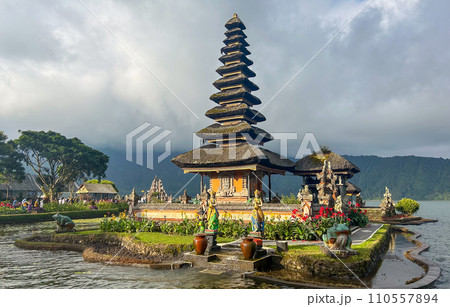 ウルンダヌブラタン寺院。バリ島の有名な観光地。 110557894