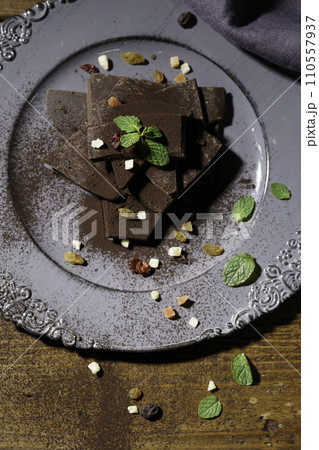 チョコレート　バレンタインデー　縦位置 110557937