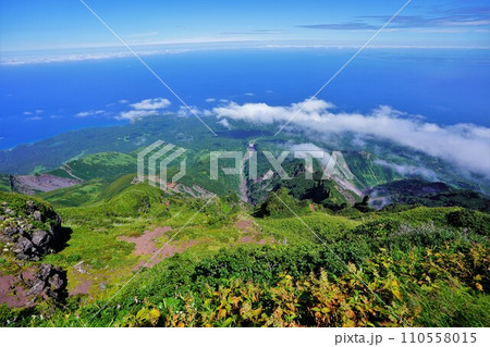 利尻山頂上からの本土の海岸線 110558015