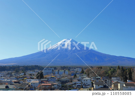 山梨県 富士山駅 展望デッキからの富士山 2023年 冬 110558085