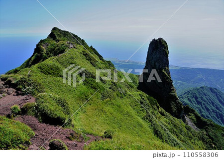 利尻山頂上からの本峰とローソク岩 110558306