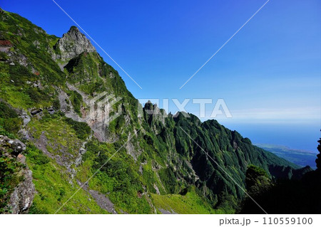 利尻山沓形コースからのローソク岩と仙法志第二稜 110559100