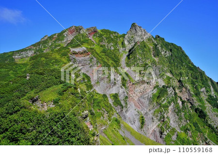 利尻山沓形コースからの山頂とローソク岩 110559168