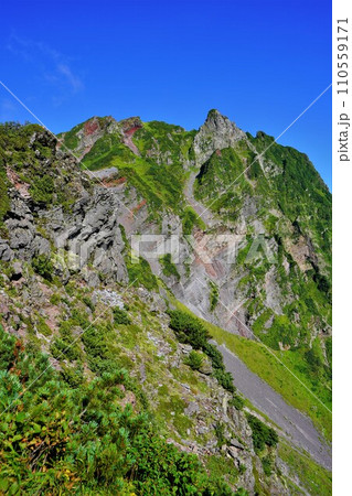 利尻山沓形コースからのローソク岩と山肌 110559171