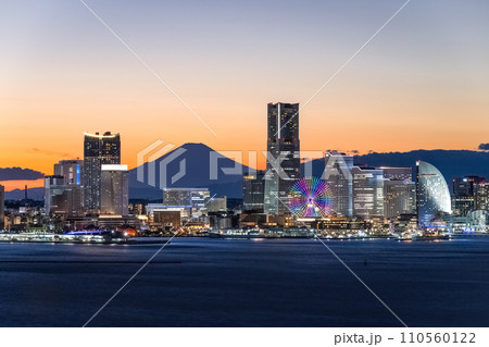 横浜の夜景に浮かぶ富士山 横浜の夜景に浮かぶ富士山 110560122