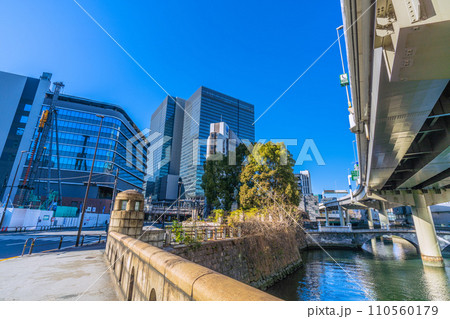 日本の東京都市景観　常盤橋から大手町を望む。画面右は石橋「常磐橋」、奥に新常盤橋＝令和6年1月14日 110560179
