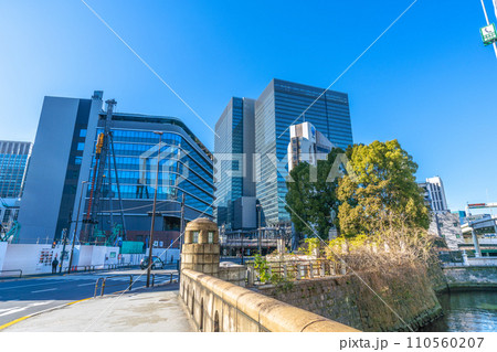 日本の東京都市景観 常盤橋から大手町のビルなどを望む。画面右奥は石橋「常磐橋」=令和6年1月14日 日本の東京都市景観 常盤橋から大手町のビルなどを望む。画面右奥は石橋「常磐橋」=令和6年1月14日 110560207