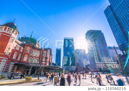 日本の東京都市景観 東京駅丸の内北口から東京駅赤レンガ駅舎などを望む…光と影…=令和6年1月14日 日本の東京都市景観 東京駅丸の内北口から東京駅赤レンガ駅舎などを望む…光と影…=令和6年1月14日 110560219