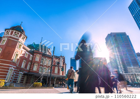 日本の東京都市景観 東京駅丸の内北口から東京駅赤レンガ駅舎などを望む…希望の光…＝令和6年1月14日 110560222