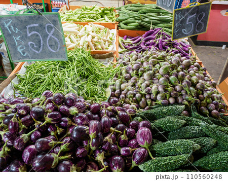 インド_野菜を売る八百屋の風景 110560248