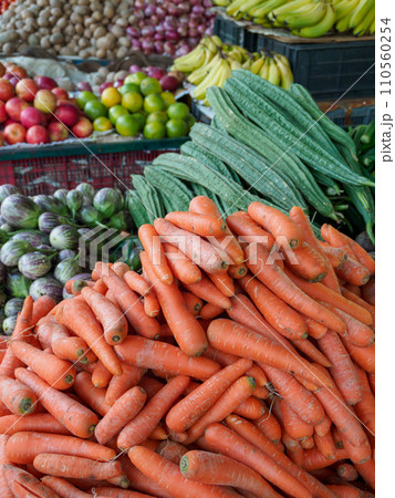 インド_野菜を売る八百屋の風景 インド_野菜を売る八百屋の風景 110560254