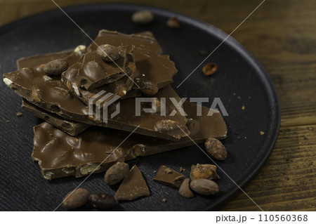 チョコレート　バレンタインデー 110560368