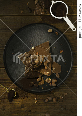 チョコレート　バレンタインデー　縦位置 110560373