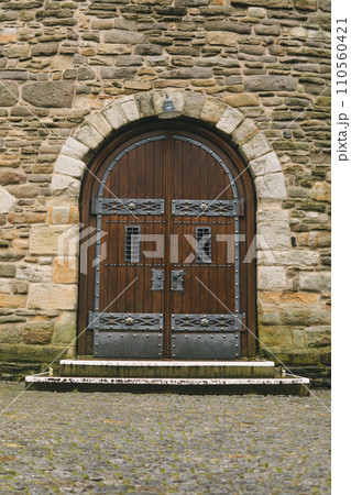 ドイツの教会の入り口の大扉 110560421