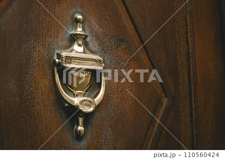 西洋のドアノッカー 110560424