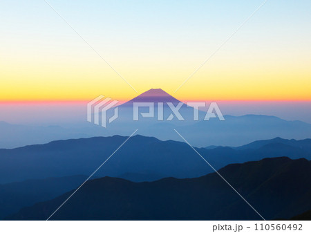 夜明け前の空のグラデーションと富士山 110560492