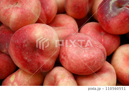 Fresh peaches on market stall 110560551