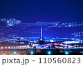 伊丹空港で夜に離陸する飛行機 110560823
