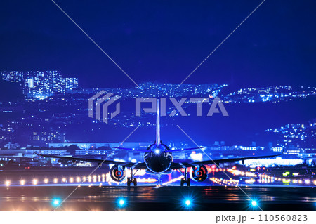 伊丹空港で夜に離陸する飛行機 110560823