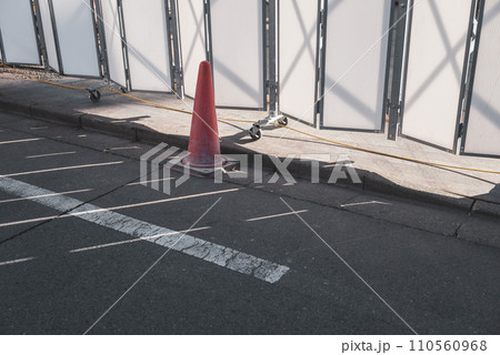 ゲートを閉じた休工日の工事現場 110560968