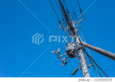 青空と下から見た電柱 110560970