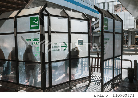 屋外の喫煙所 110560971