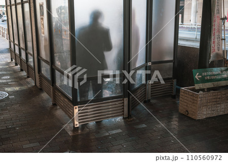 屋外の喫煙所 110560972