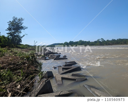 前日の台風で増水した河川 110560973