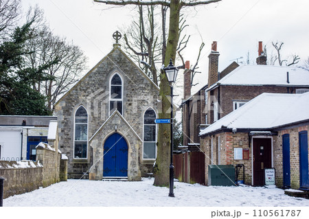 雪景色の中の石造りとレンガ造りの歴史的な建物　ロンドン郊外の街並み　 110561787