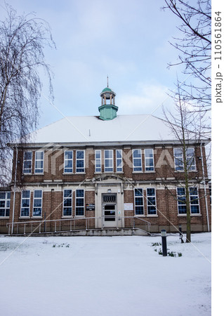 雪に覆われた歴史的なレンガ造りの校舎 ロンドン郊外の街並み 雪に覆われた歴史的なレンガ造りの校舎 ロンドン郊外の街並み 110561864