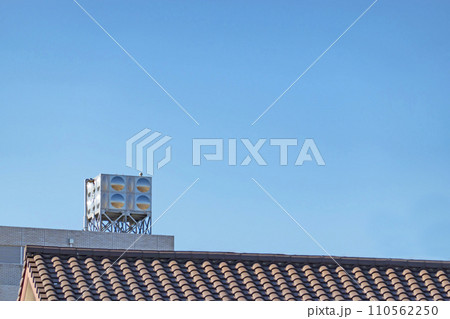 ビルの屋上に設置された高架水槽 ビルの屋上に設置された高架水槽 110562250