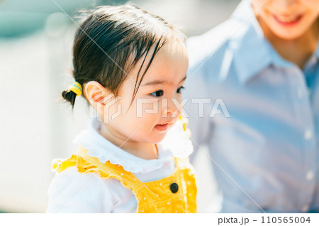 子供と家族 公園で遊ぶ可愛い女の子 110565004
