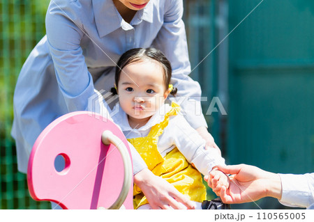 子供と家族 公園で遊ぶかわいい女の子とママ 110565005