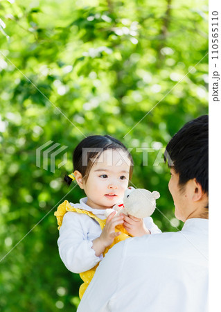 幸せな家族 公園で遊ぶ親子 幸せな家族 公園で遊ぶ親子 110565110