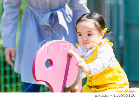 子供と家族 公園で遊ぶかわいい女の子とママ 子供と家族 公園で遊ぶかわいい女の子とママ 110565126