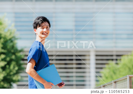 医療イメージ 若い男性看護師 医療イメージ 若い男性看護師 110565253