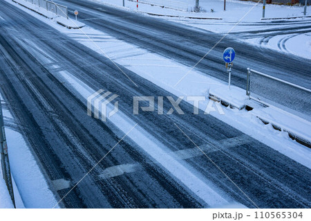 雪の積もった国道13号線 雪の積もった国道13号線 110565304