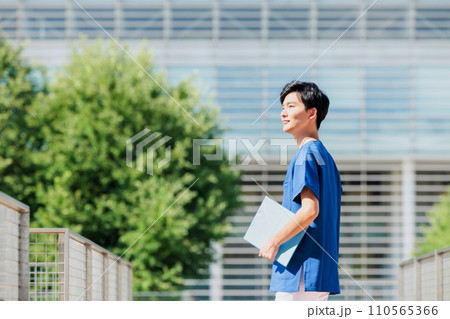 医療イメージ　若い男性看護師 110565366