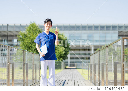 医療イメージ 若い男性看護師 医療イメージ 若い男性看護師 110565423