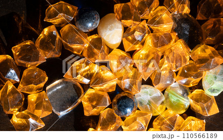 Yellow fossil stone jewelry background 110566189